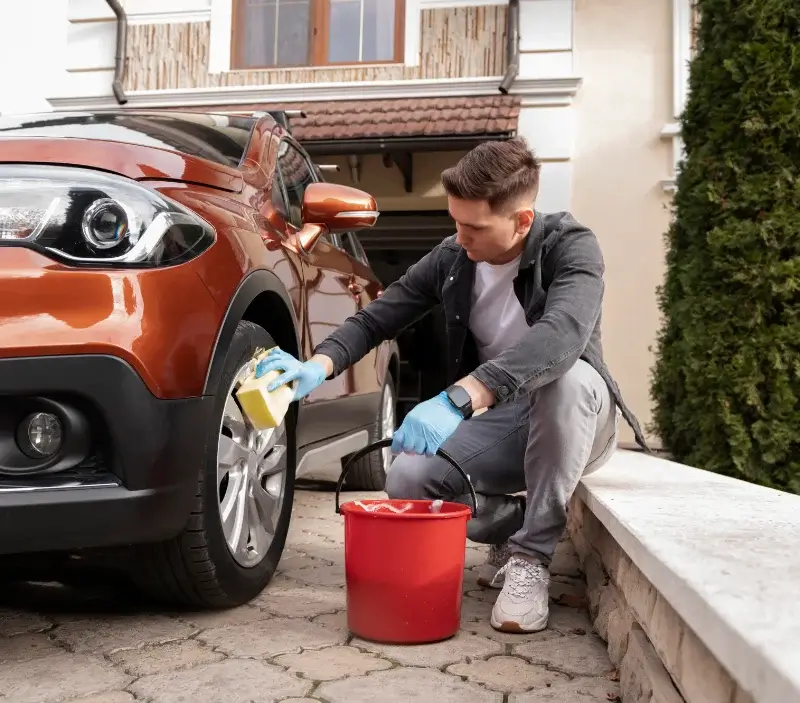 Lavage auto à domicile Bernardswiller : professionnel intervenant sur un véhicule